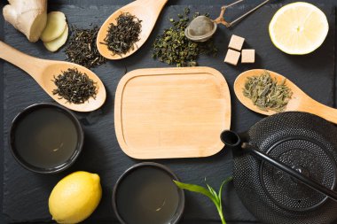Yeşil Japon ve Çin çay siyah masayı geleneksel yemekleri ile. Kopya alanı ile Üstten Görünüm.