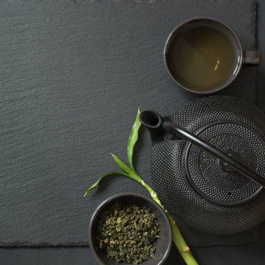 Siyah taş masada yeşil Japon çayı. Kopyalama alanı olan üst görünüm.