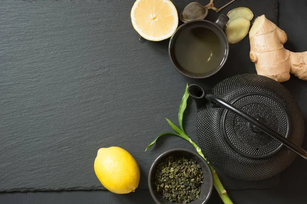 Japán zöld tea fekete kő asztal. Szemközti nézet másol hely. Négyzet alakú képet. — Stock Fotó