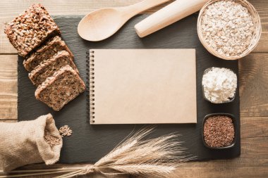 Boş boş malzemeler, un, buğday, ekmeği, çavdar ekmeği tarifi için siyah keten tohumu çevresinde çanak kayrak. En iyi görünüm ve kopya alanı.