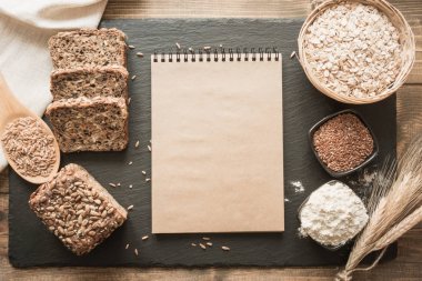 Boş boş malzemeler, un, buğday, ekmeği, çavdar ekmeği tarifi için siyah keten tohumu çevresinde çanak kayrak. En iyi görünüm ve kopya alanı.