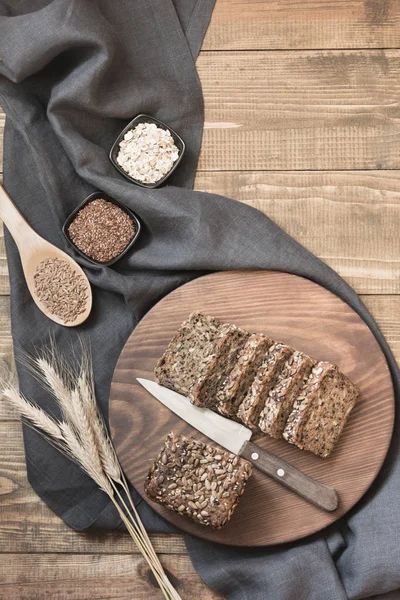 Pan de centeno rebanado e ingredientes en la tabla de cortar. De cerca. . —  Fotos de Stock