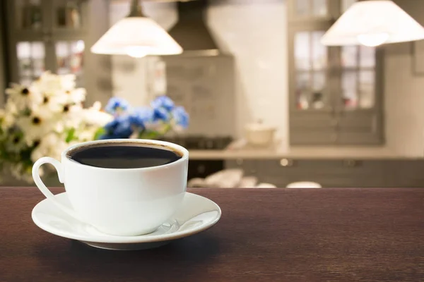 Hot coffee on tabletop in modern kitchen. — Stock Photo, Image