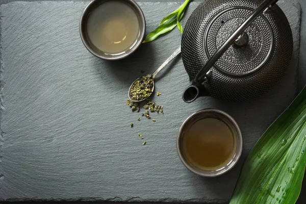 Japán zöld tea fekete pala háttér. Szemközti nézet másol hely. — Stock Fotó