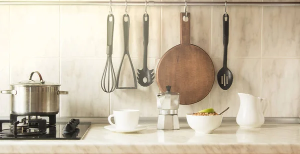 Kök koncept snabb matlagning hälsosam frukost. Kopp kaffe och granola i skål. — Stockfoto