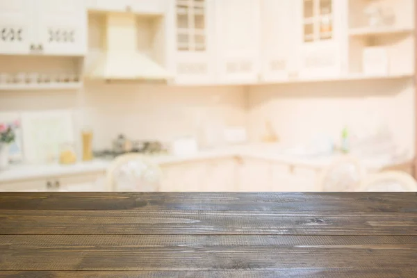 Fundo desfocado. Mesa de madeira vazia e cozinha moderna desfocada . — Fotografia de Stock