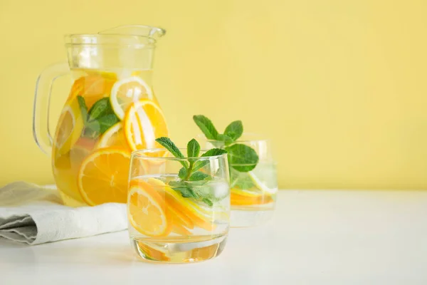 Nyári méregtelenítő limonádé. A citrom, a narancs, a jég és a pénzverde glassful víz. — Stock Fotó