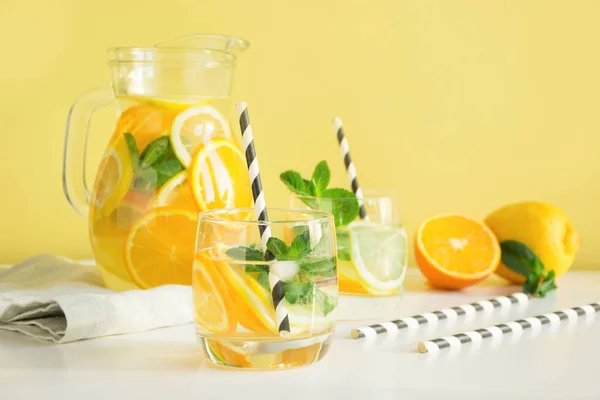 Nyári méregtelenítő limonádé. A citrom, a narancs, a jég és a menta a pohár víz. Közelről. — Stock Fotó