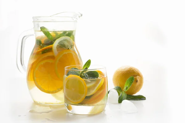 Limonada de desintoxicação de Verão. Água com limão, laranja, gelo e hortelã em vidro . — Fotografia de Stock