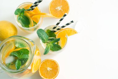 Limon, portakal ve Sarı zemin üzerine nane ile taze yaz limonata. En iyi görünüm ve kopya alanı.