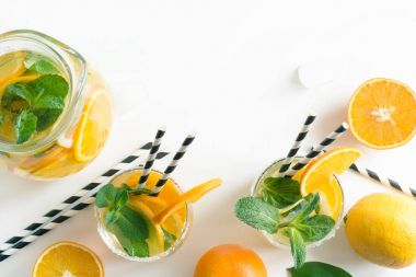 Limon, portakal ve Sarı zemin üzerine nane ile taze yaz limonata. En iyi görünüm ve kopya alanı.