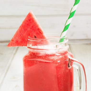 Yaz serinletici Detoks yüzlü karpuz ve nane Beyaz ahşap zemin üzerinde. Rustik tarzı.