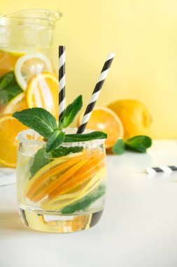 Limon, portakal ve Sarı zemin üzerine nane ile taze yaz ev yapımı limonata.