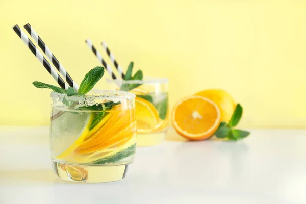 Citrus, narancs és sárga háttér menta friss nyári limonádé. — Stock Fotó