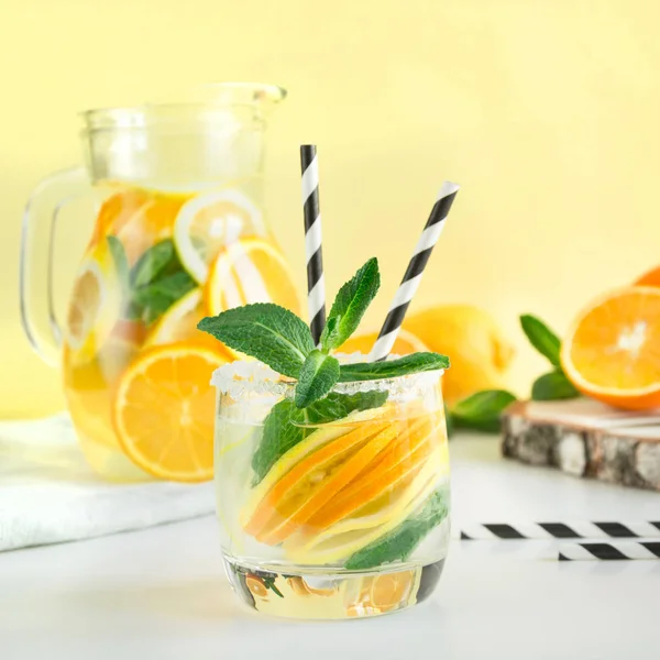 Citrus, narancs és sárga háttér menta friss nyári limonádé. — Stock Fotó