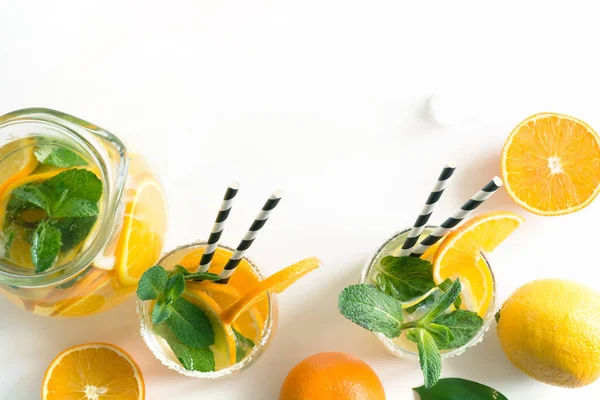 Citrus, narancs és sárga háttér menta friss nyári-limonádé. Top megtekintése és másolása tér. — Stock Fotó