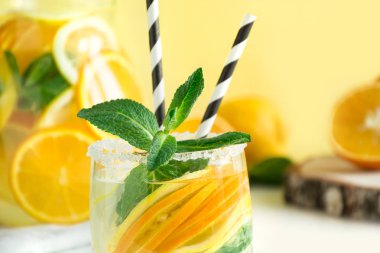 Limon, portakal ve Sarı zemin üzerine nane ile taze yaz limonata.