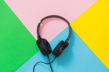 Renkli arka plan üzerinde modern tarzı siyah kulaklık.