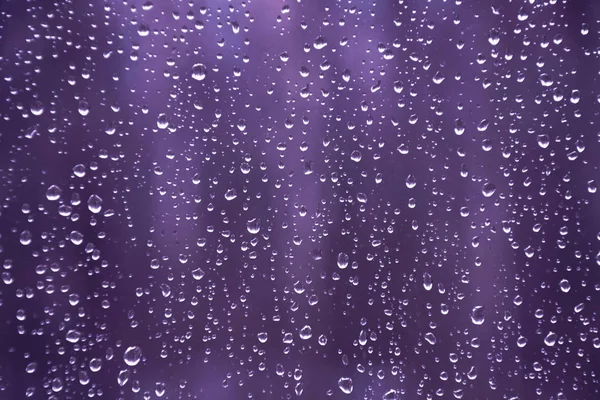 Cadute di pioggia sulla finestra sullo sfondo scuro. Motivo naturale.Autunno . — Foto Stock