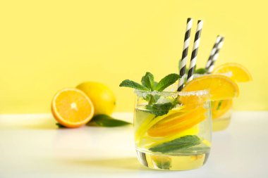 Limon, portakal, nane ve buz cam sarı yaz ferahlatıcı kokteyl. Tropikal kavramı.