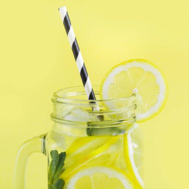 Yaz limon, nane ve buz sarı mason kavanoza kokteyl serinletici. Tropikal kavramı.