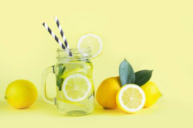 Yaz limonata limon, nane ve buz sarı mason kavanoza. Tropikal kavramı.