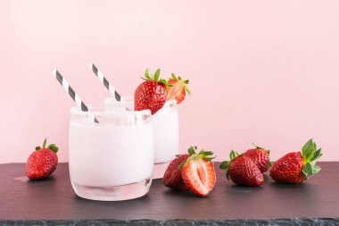 Çilekli milkshake berry pembe ile. Yakın çekim. Yaz içeceği.