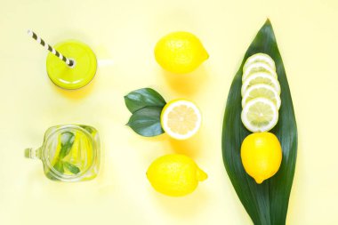 Yemek pişirmek için yaz limon kompozisyon nane ve mason kavanoza sarı buz ile Limonata Detoks. Tropikal kavramı. Üstten Görünüm. Düz yatıyordu.
