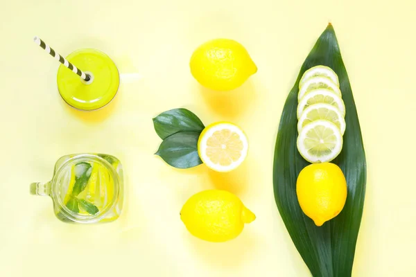 Composición de limón de verano para cocinar limonada desintoxicante con menta y hielo en tarro de albañil en amarillo. Concepto tropical. Vista superior. Puesta plana . —  Fotos de Stock