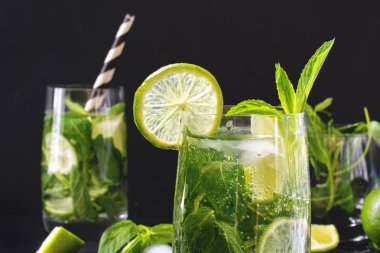 Mojito kokteyl cam siyah masada. Düşük anahtar fotoğraf. Yakın çekim.