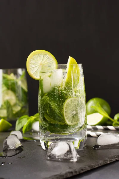 Cóctel Mojito en vaso sobre mesa negra. Foto de bajo perfil. De cerca. . —  Fotos de Stock