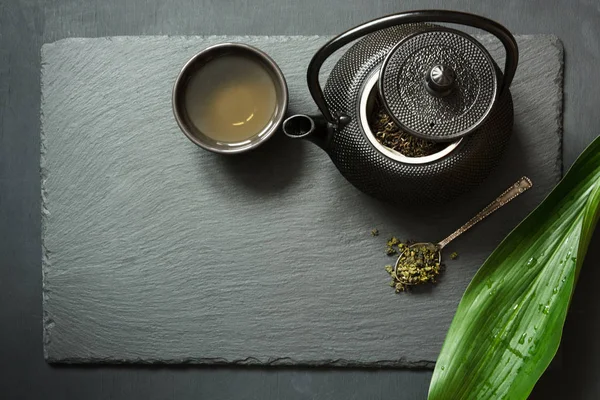 Té verde en pizarra negra. Vista superior con espacio de copia . —  Fotos de Stock