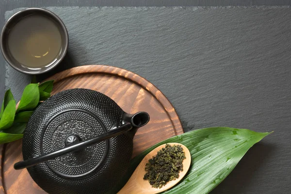 Zöld tea, fekete pala. Szemközti nézet másol hely. — Stock Fotó