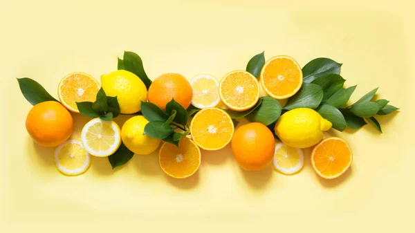 여름 열 대 과일, 레몬, 오렌지와 녹색 잎에 노란색의 집합입니다. 배너. — 스톡 사진