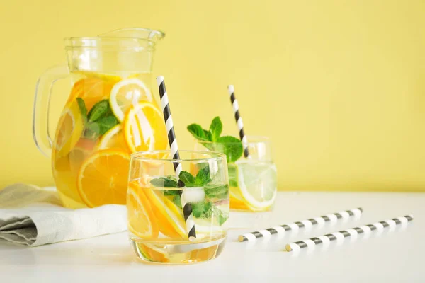 Citrus, narancs és üveg-sárga alapon menta friss nyári limonádé. — Stock Fotó