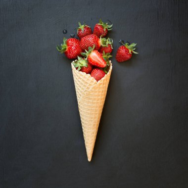 Taze organik çilek dondurma koni siyah. Üstten Görünüm.