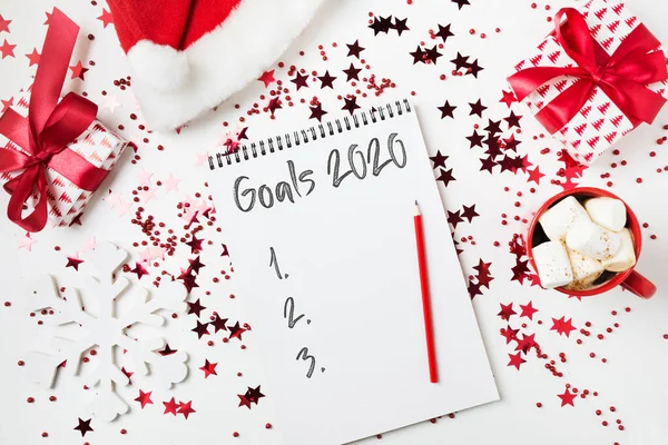 Mock up for Goal List Nuevo año 2020. Decoración de Navidad. Planificar y hacer una lista con la decoración roja de vacaciones . —  Fotos de Stock