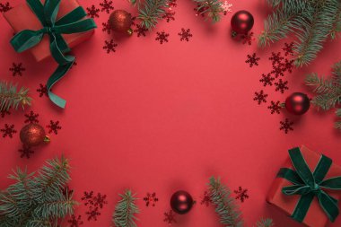 Noel sınırında köknar ağacı ve kırmızı arka planda hediyeler. Mutlu noel kartları. Kış tatili - Mutlu yıllar. Metin için boşluk