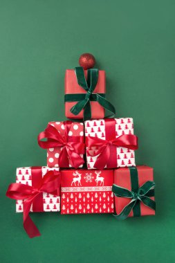 Alternatif Noel ağacı, yeşil arka planda Noel hediyeleri. Boks günü. Tebrik kartı. Mutlu yıllar..