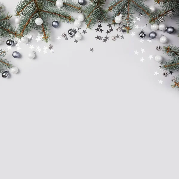 Kompozycja świąteczna ze srebrnym wystrojem na szarości — Zdjęcie stockowe