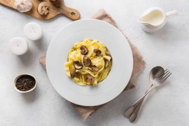 Mantarlı spagetti reginelle makarna. Lezzetli, sağlıklı yemek..