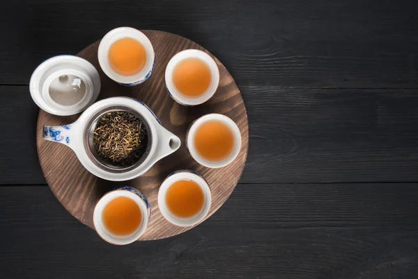 Egy csésze tea sötét fa deszkán. Kínai teaszertartás. Kilátás felülről. — Stock Fotó