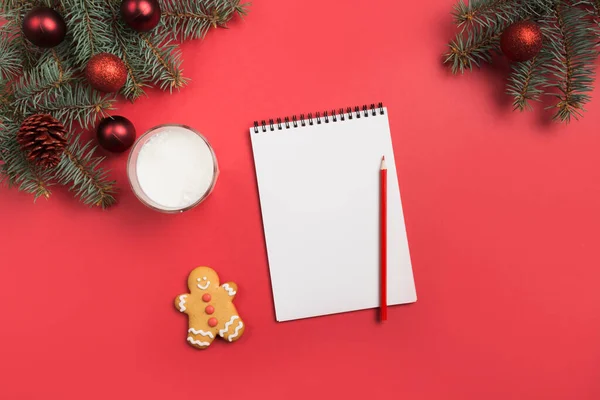 Carta de Navidad para Papá Noel con leche, galletas, pan de jengibre en rojo. Vista superior y espacio para su texto. Puesta plana . —  Fotos de Stock