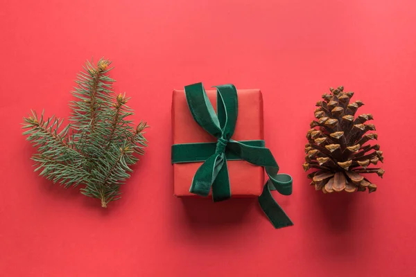 贈り物、松のコーン、赤の常緑の枝を持つクリスマスレッドコレクション。平置きだ上からの眺め. — ストック写真