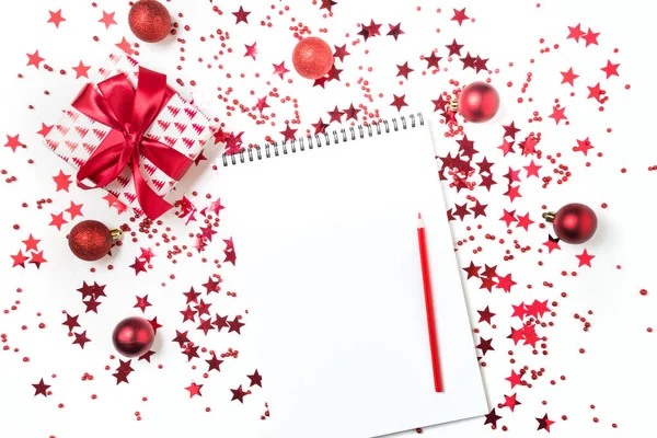 Lista de deseos para Navidad y Año Nuevo. Nuevo 2020 plan de año y hacer una lista con la decoración roja de vacaciones . —  Fotos de Stock