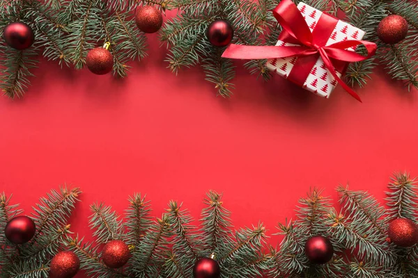 圣诞框架，带有常绿枝条，红色球，红色礼物 — 图库照片