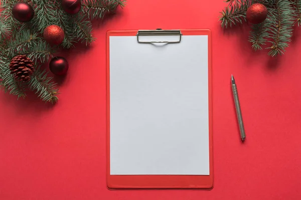 Lista de verificación de Navidad o invitación en rojo. Vista superior y espacio para su texto. Puesta plana . —  Fotos de Stock