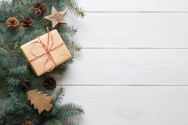 Noel ağacı dalları, hediye ve tahta oyuncaklar beyaz tahta tahtada. Üst görünüm.