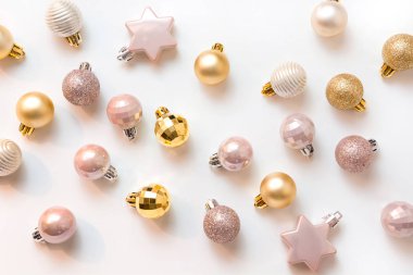 Beyaz üzerinde altın ve pembe parıltılı toplar olan bir Noel arkaplanı. Üst Manzara. Xmas deseni. Yeni yıl. Tebrik kartı.