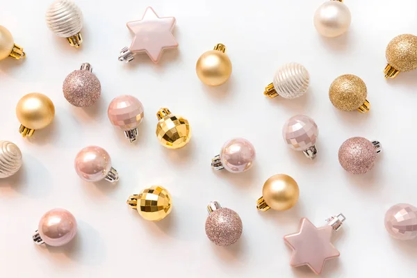 Fundo de Natal com bolas de glitter dourado e rosa no branco. Vista superior. Padrão de Natal. Ano Novo. Cartão de saudação . — Fotografia de Stock